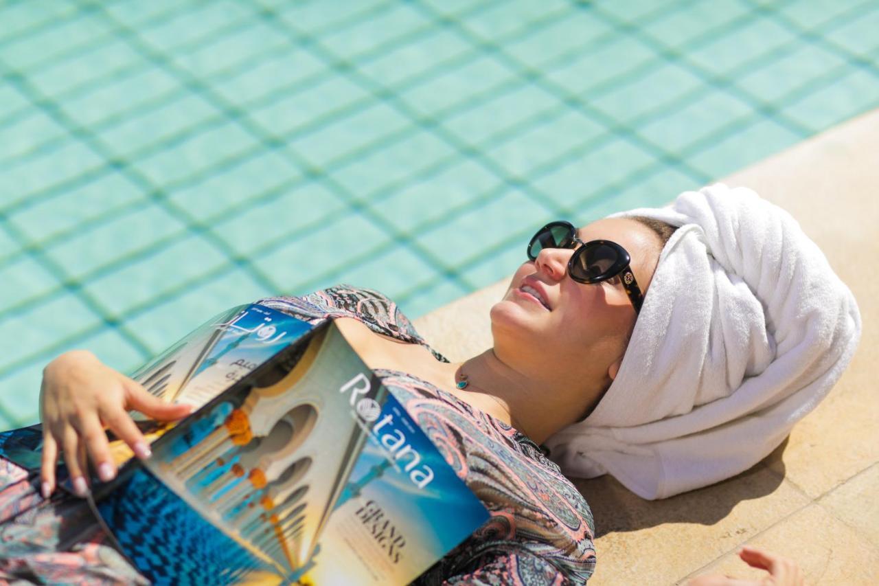Hotel Gefinor Rotana - Bejrút Exteriér fotografie A woman sunbathing