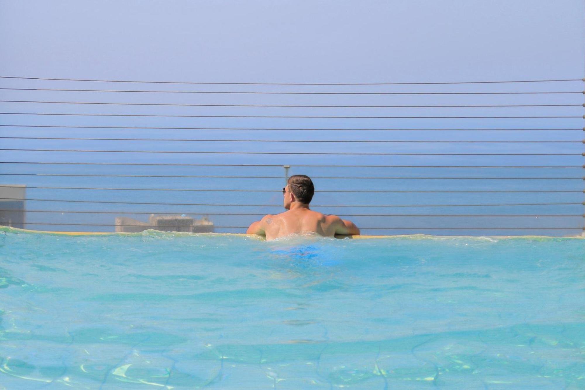 Hotel Gefinor Rotana - Bejrút Exteriér fotografie Swimming pool at the Dead Sea