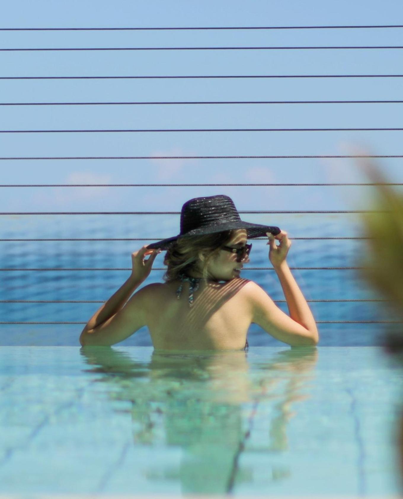Hotel Gefinor Rotana - Bejrút Exteriér fotografie A woman wearing a sun hat