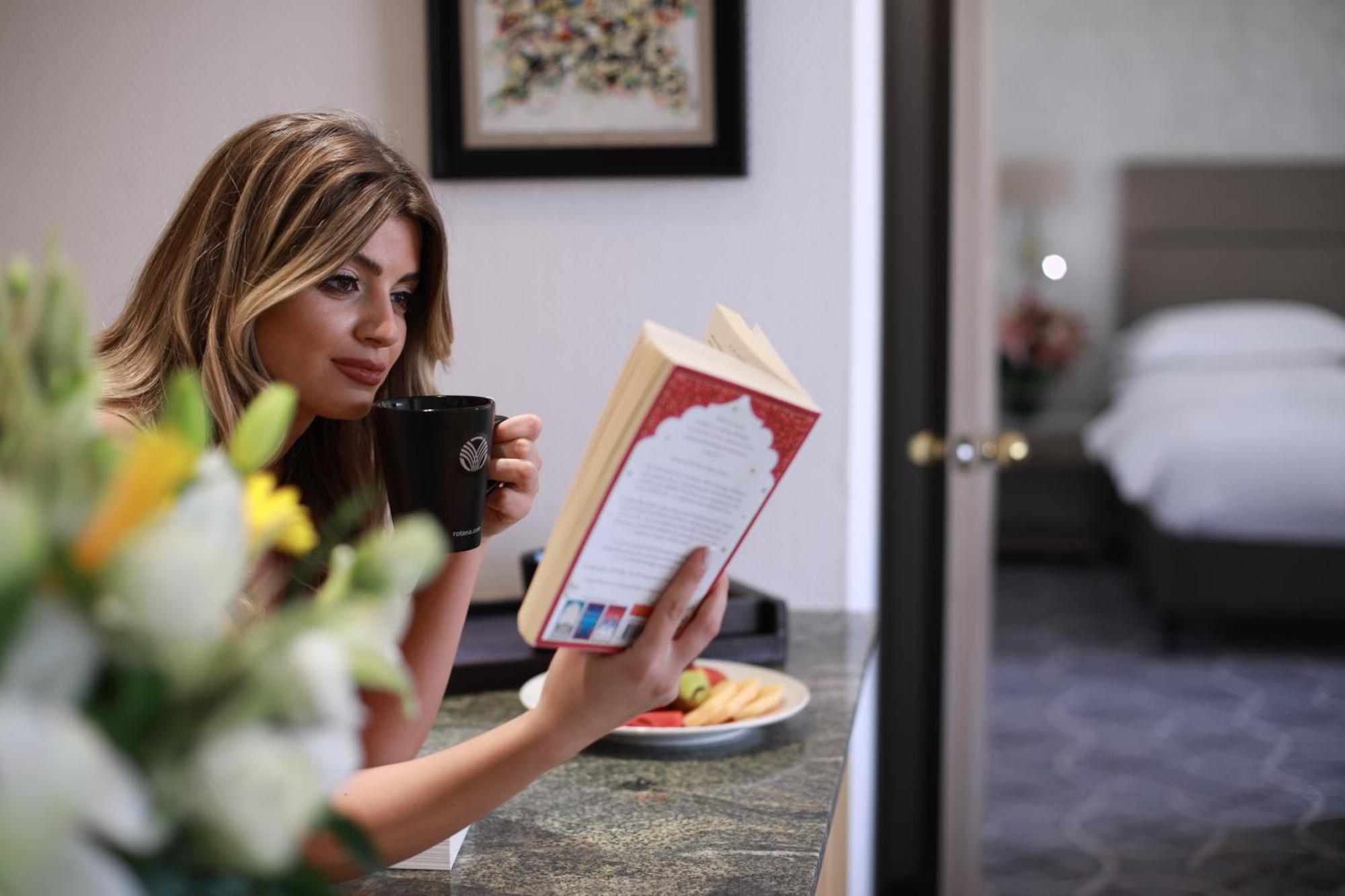 Hotel Gefinor Rotana - Bejrút Exteriér fotografie A woman reading a book