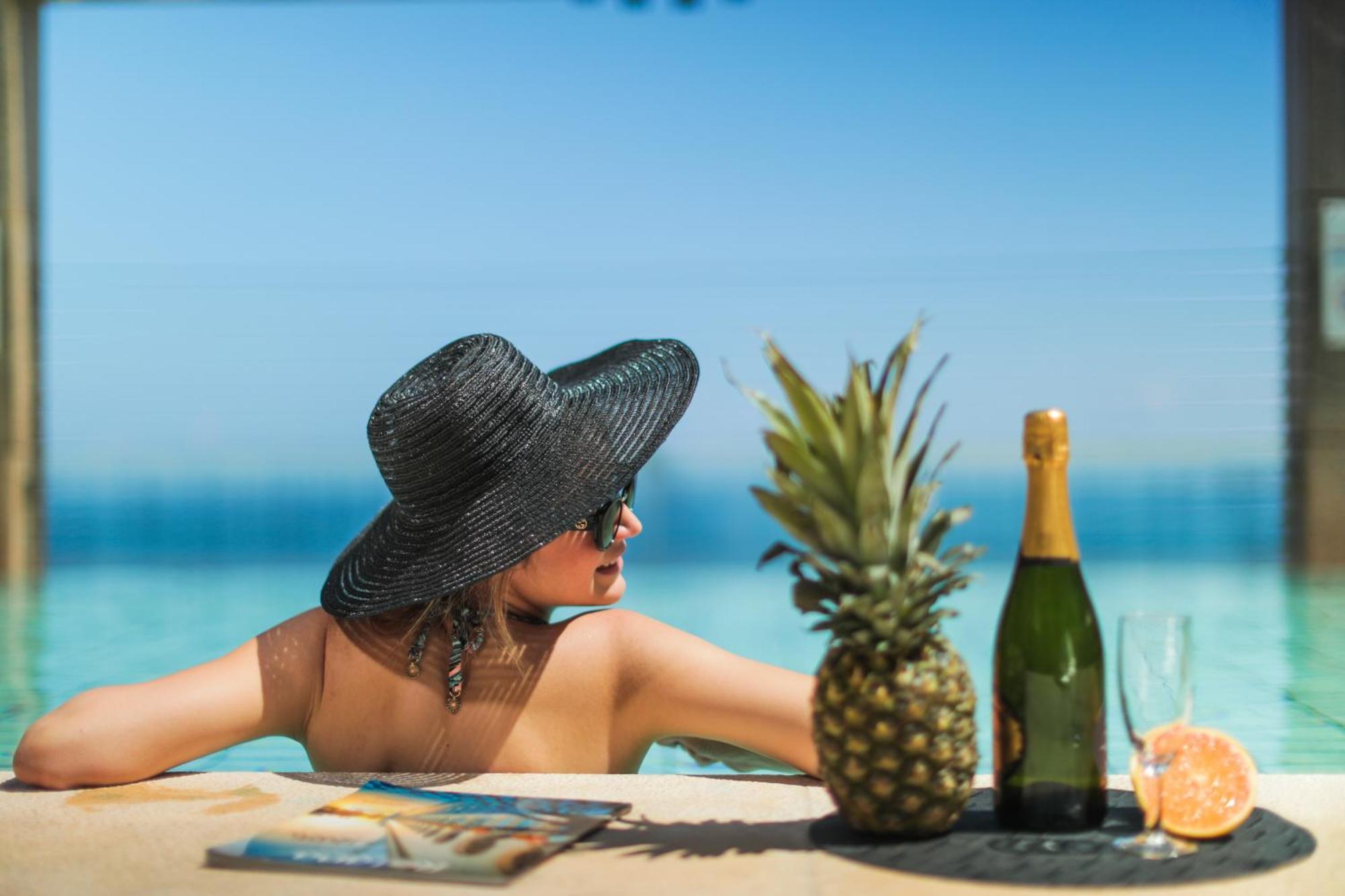 Hotel Gefinor Rotana - Bejrút Exteriér fotografie A woman sunbathing