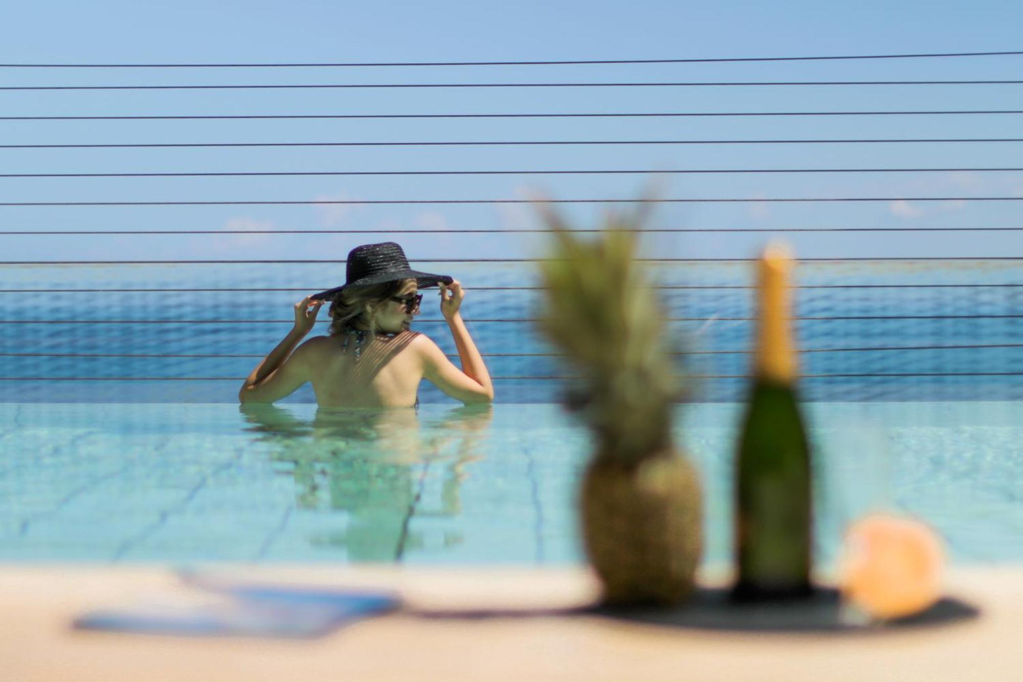 Hotel Gefinor Rotana - Bejrút Exteriér fotografie A woman in a swimming pool