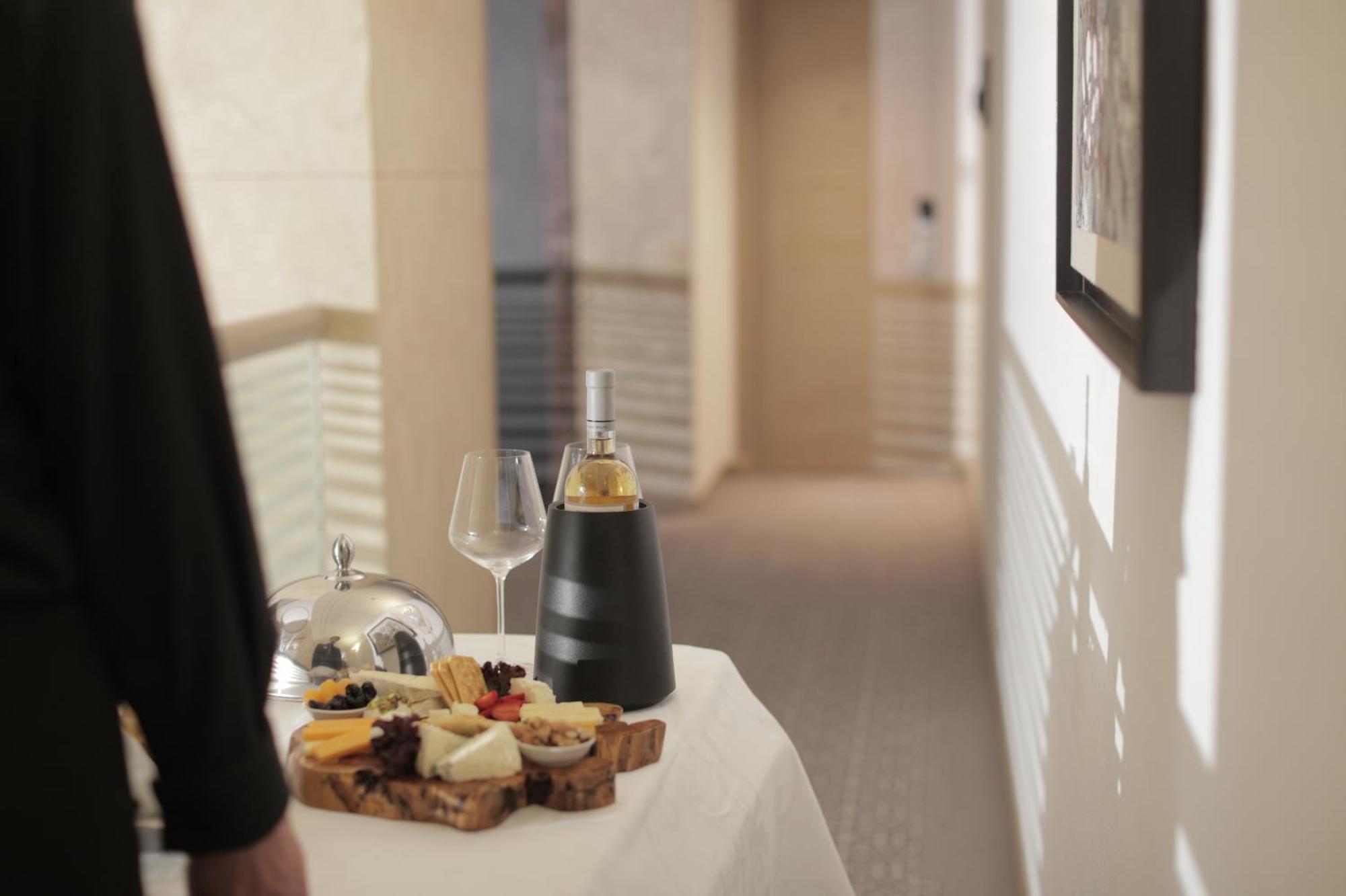 Hotel Gefinor Rotana - Bejrút Exteriér fotografie A room service tray
