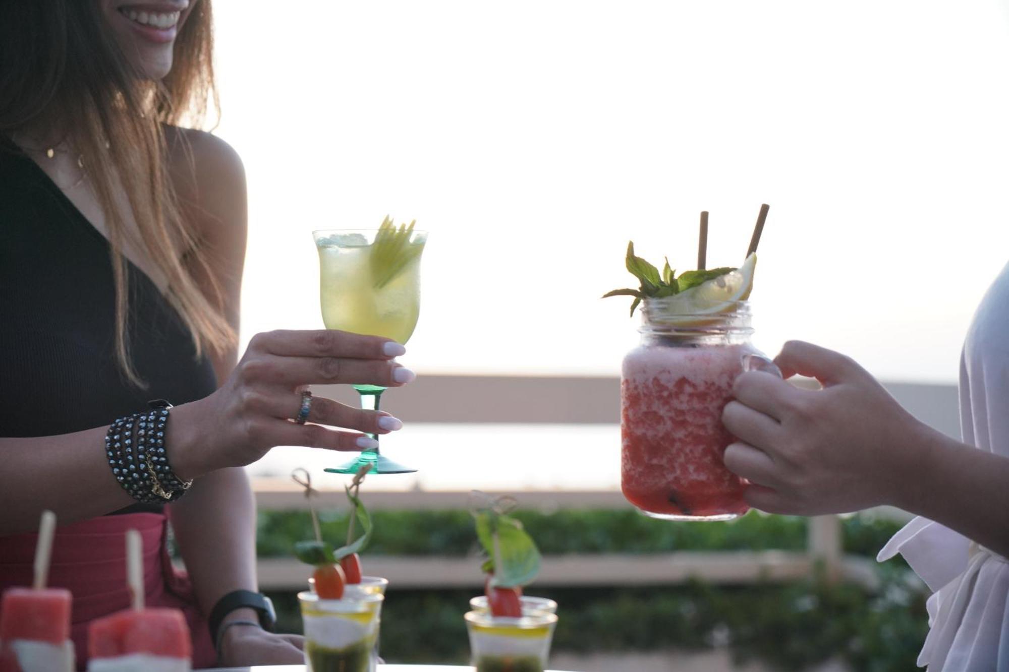 Hotel Gefinor Rotana - Bejrút Exteriér fotografie Two people holding cocktails