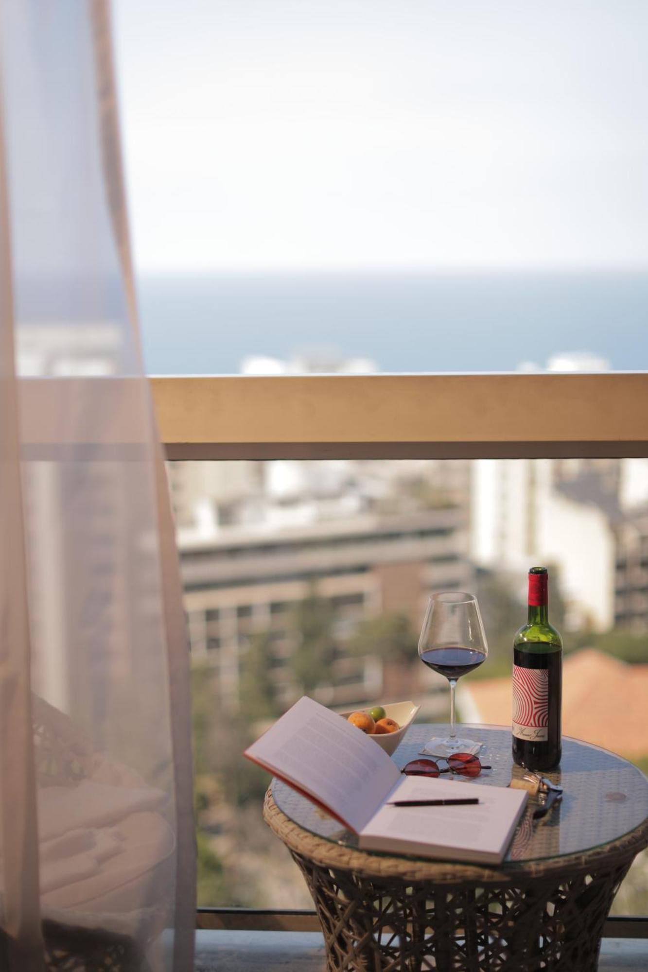Hotel Gefinor Rotana - Bejrút Exteriér fotografie A wine bottle and glass