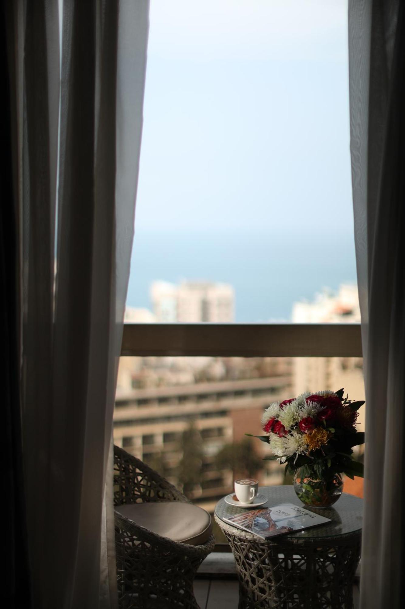 Hotel Gefinor Rotana - Bejrút Exteriér fotografie View from the window of a room at the hotel