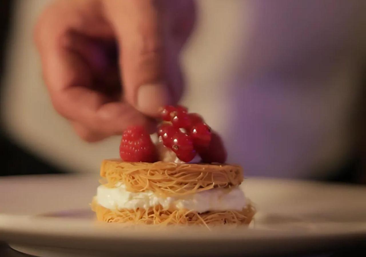 Hotel Gefinor Rotana - Bejrút Exteriér fotografie A pastry chef finishing a dessert