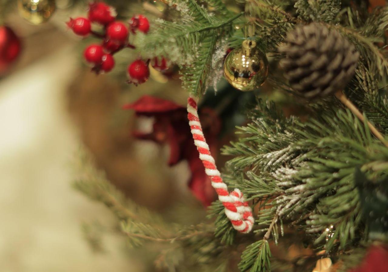 Hotel Gefinor Rotana - Bejrút Exteriér fotografie A candy cane on a Christmas tree