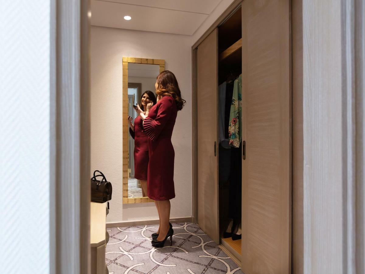 Hotel Gefinor Rotana - Bejrút Exteriér fotografie A woman in a hotel room
