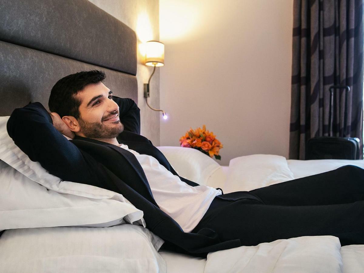 Hotel Gefinor Rotana - Bejrút Exteriér fotografie A man relaxing on a massage chair